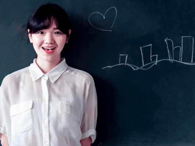 子どもの自己肯定感はこう高める?「校長先生が生徒を個別に褒める」国の幸せな学校生活 教育